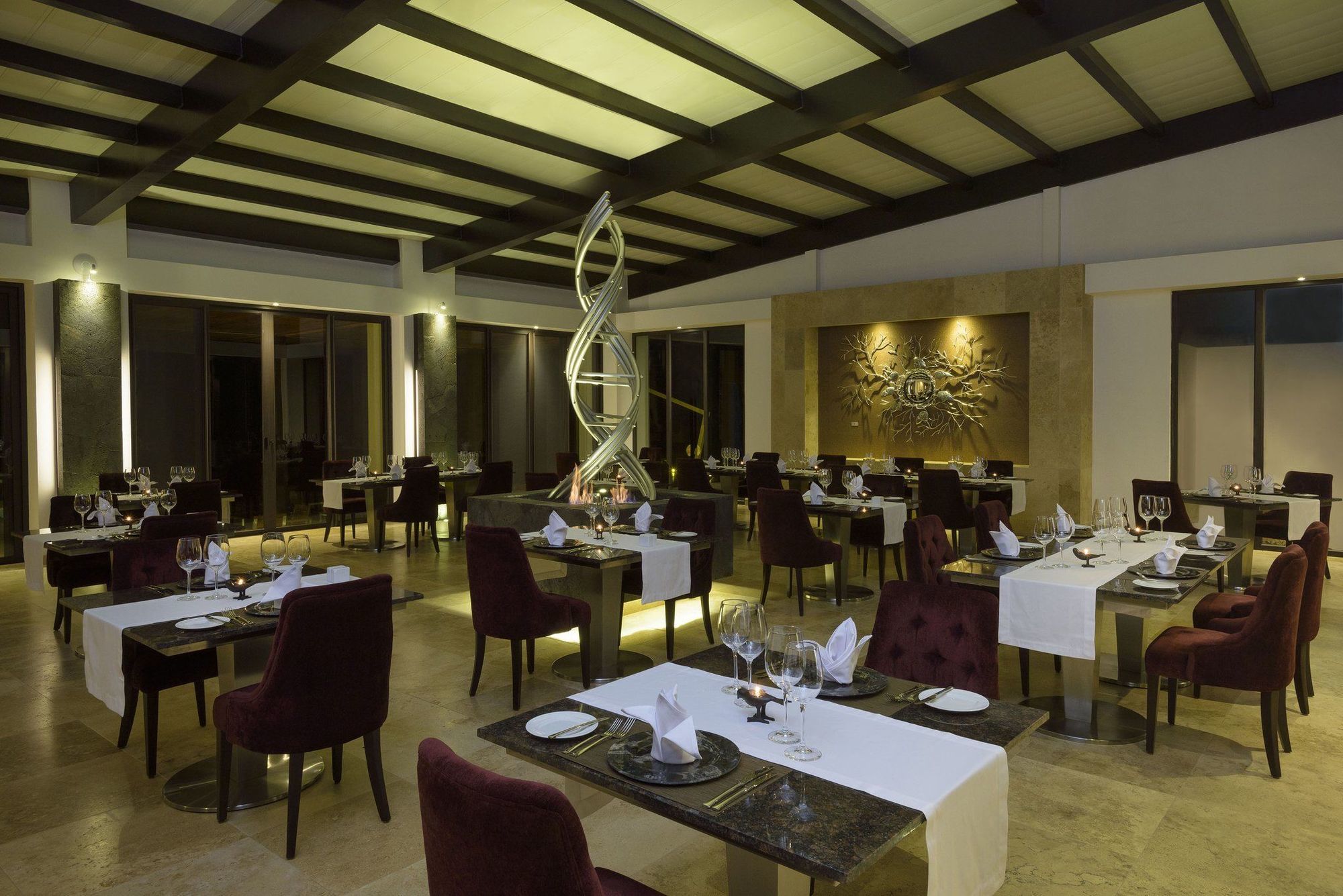 Santa Cruz Island Pikaia Lodge מסעדה תמונה